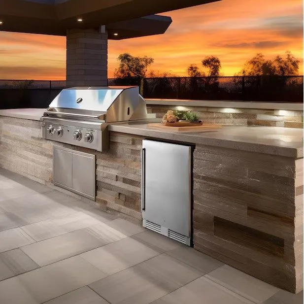 FrigeluX -Outdoor Fridge - Solid Door - RETT136A